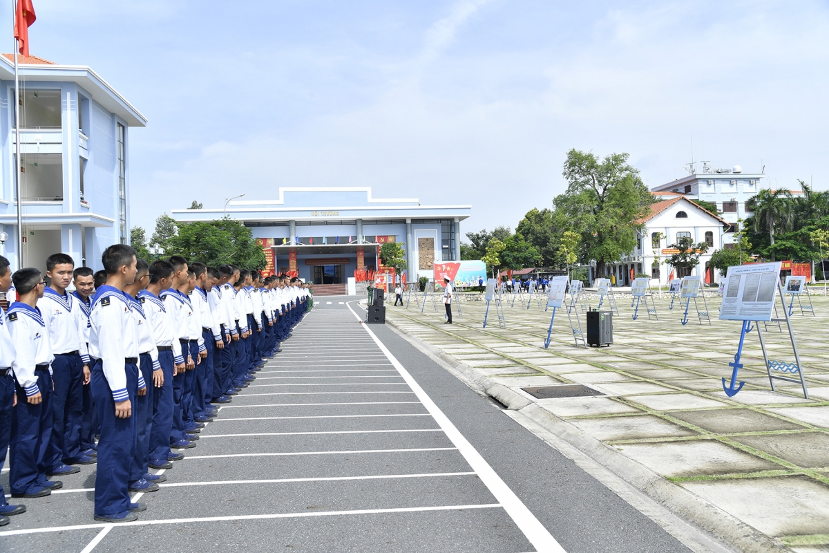 Trưng bày ảnh về “Hoàng Sa - Trường Sa” và thành tựu Đảng bộ Vùng 2 Hải quân