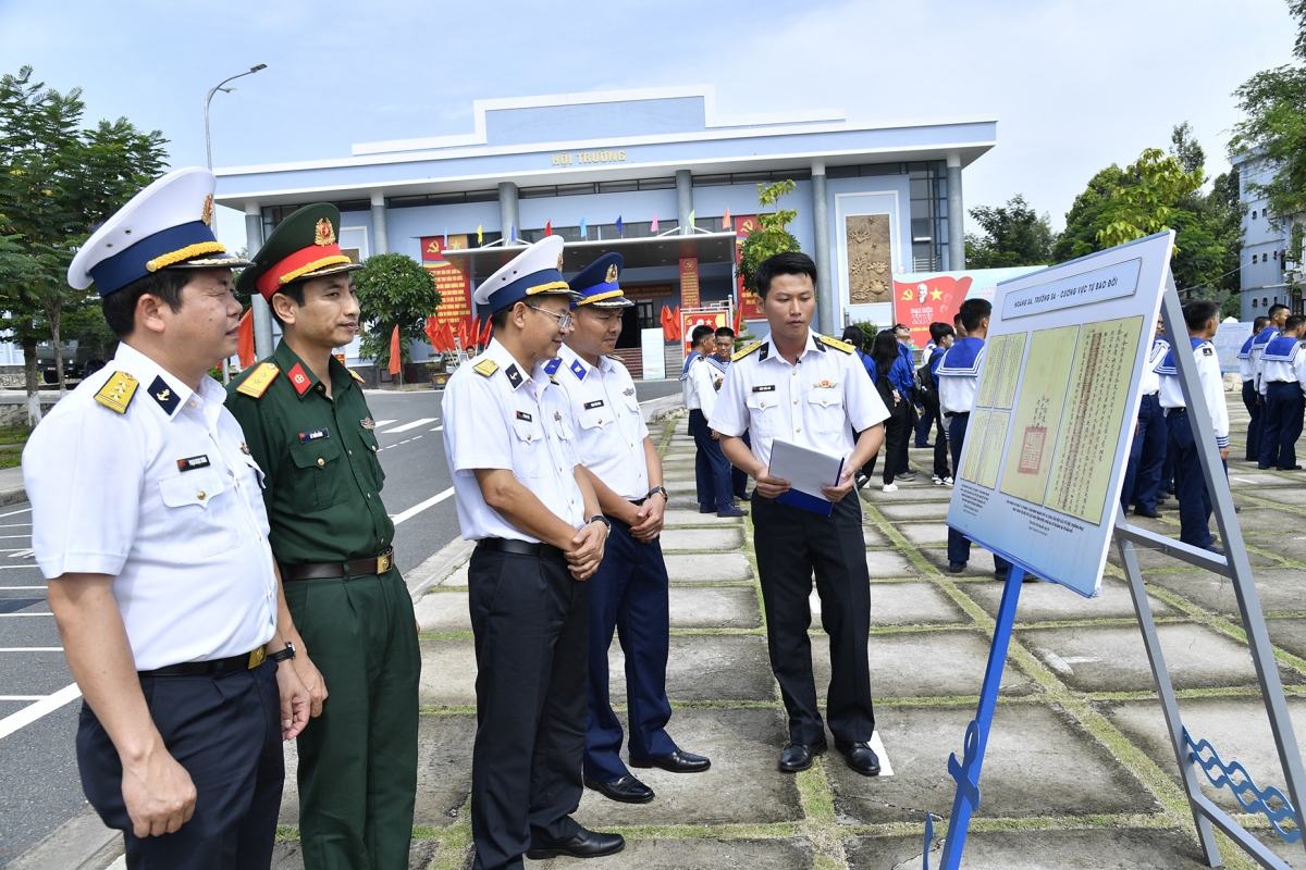 Trưng bày ảnh về “Hoàng Sa - Trường Sa” và thành tựu Đảng bộ Vùng 2 Hải quân
