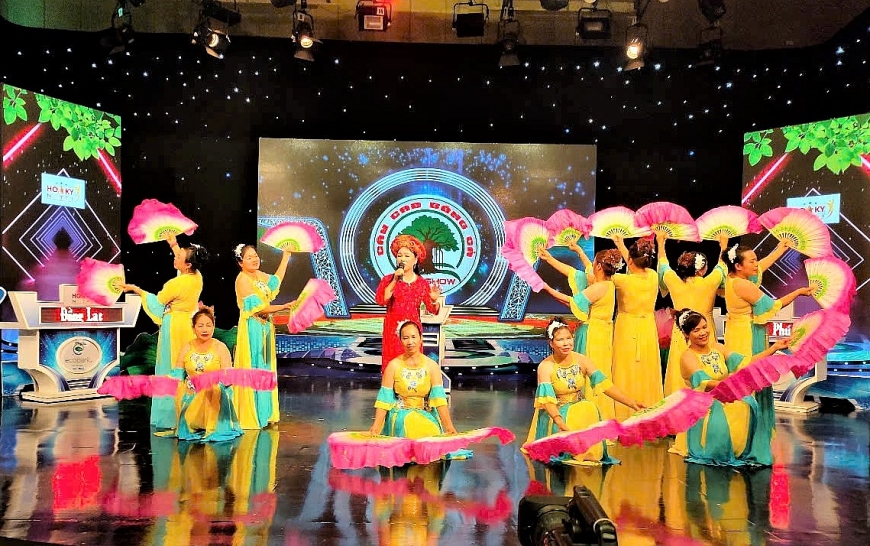 Người cao tuổi tỉnh Hải Dương giao lưu văn nghệ chia tay mô hình cũ.