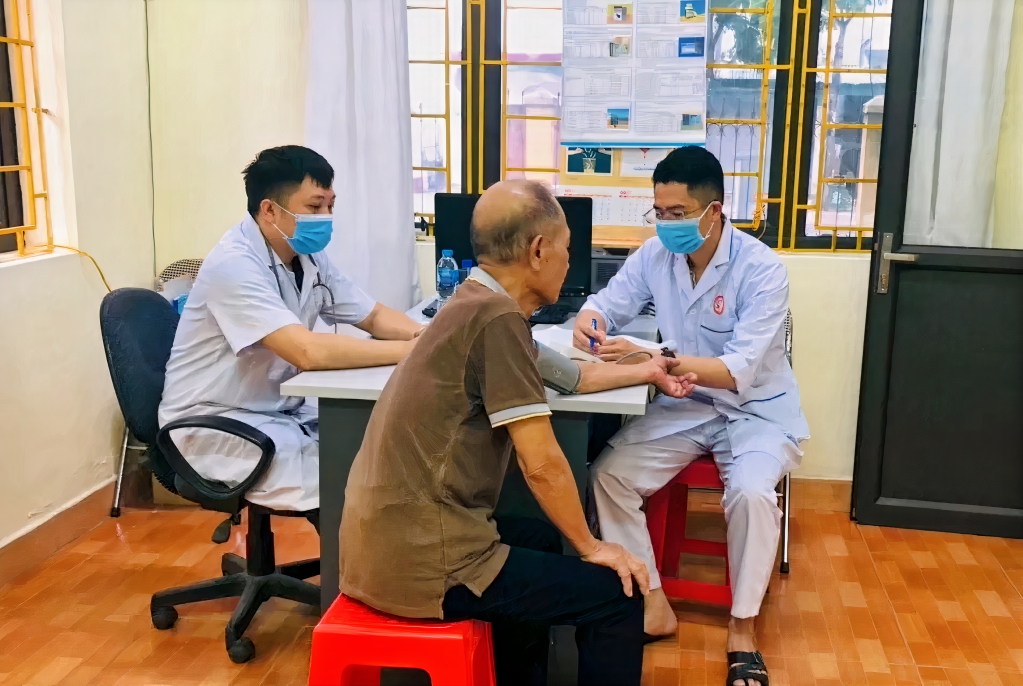 Người cao tuổi được kiểm tra Huyết áp, tư vấn sức khoẻ định kỳ. Ảnh: Minh hoạ