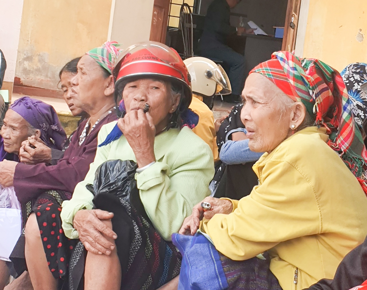 Hút thuốc lá gây nhiều tác hại đối với sức khỏe người cao tuổi -Ảnh: T.L