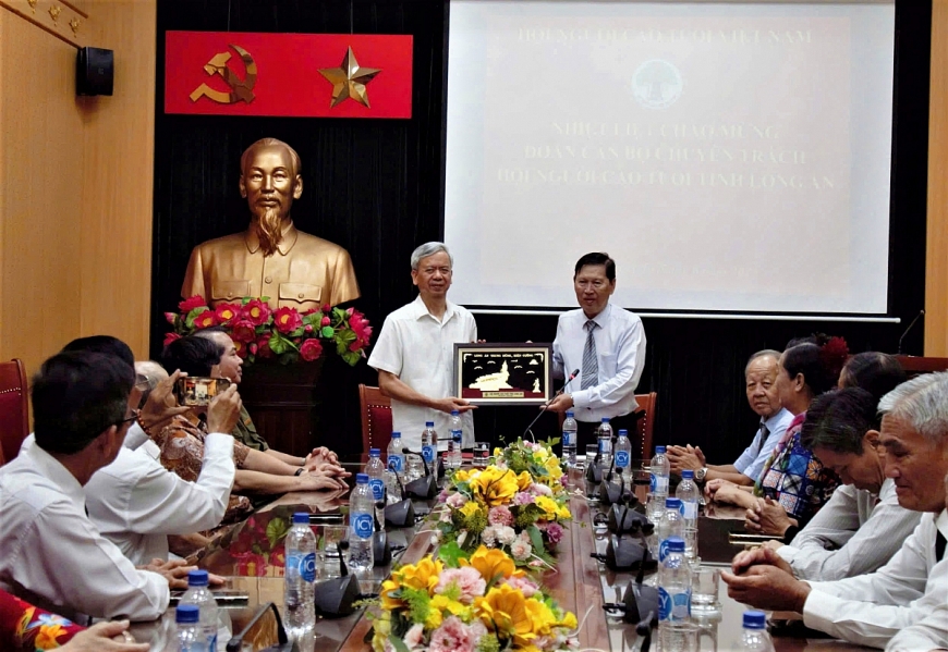 Hội NCT tỉnh Long An tặng quà lưu niệm Trung ương Hội NCT Việt Nam. 