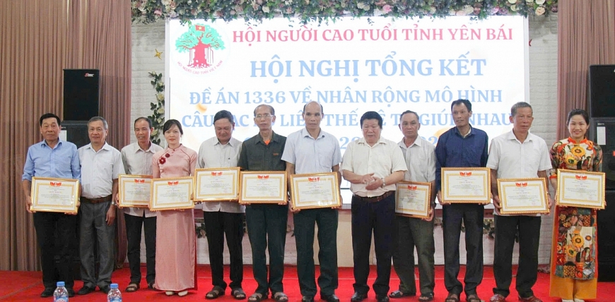 Lãnh đạo Hội Người cao tuổi tỉnh trao Giấy khen cho các tập thể.