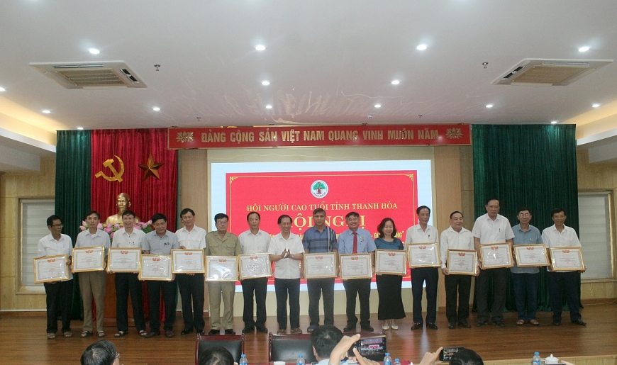 Trao bằng khen của Hội NCT Việt Nam tặng các tập thể, cá nhân có thành tích xuất sắc trong phong trào “Tuổi cao - Gương sáng” giai đoạn 2021-2025.