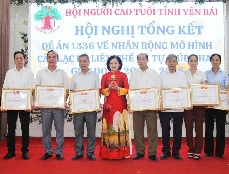 Trao Bằng khen của Trung ương Hội NCT Việt Nam cho các tập thể