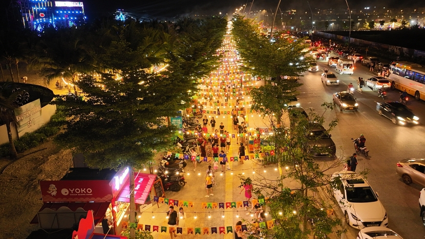 Khung cảnh chợ đêm Vui-Fest dưới những dải đèn lung linh