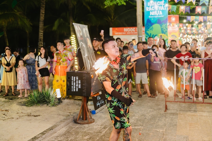 Hoạt động tương tác sôi động thu hút du khách tại chợ đêm