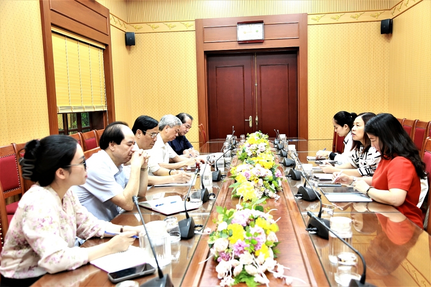 Các đại biểu tham dự buổi làm việc.