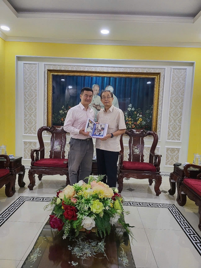 Ban dại diện Hội NCT TP. HCM tặng Tổng Biên tập Trần Duy Phương tập ảnh tiêu biểu