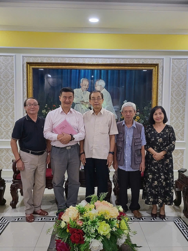 3.	Ban dại diện Hội NCT TP. HCM tặng Tổng Biên tập Trần Duy Phương tập ảnh tiêu biểu