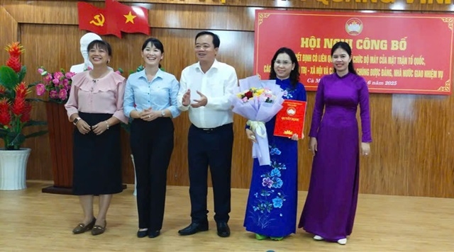 Ông Huỳnh Quốc Việt (đứng giữa) Phó Bí thư Thường trực Tỉnh ủy, Chủ tịch Ủy ban MTTQ Việt Nam tỉnh Cà Mau trao Quyết định chỉ định Ban Chấp hành Hội Liên hiệp Phụ nữ tỉnh.
