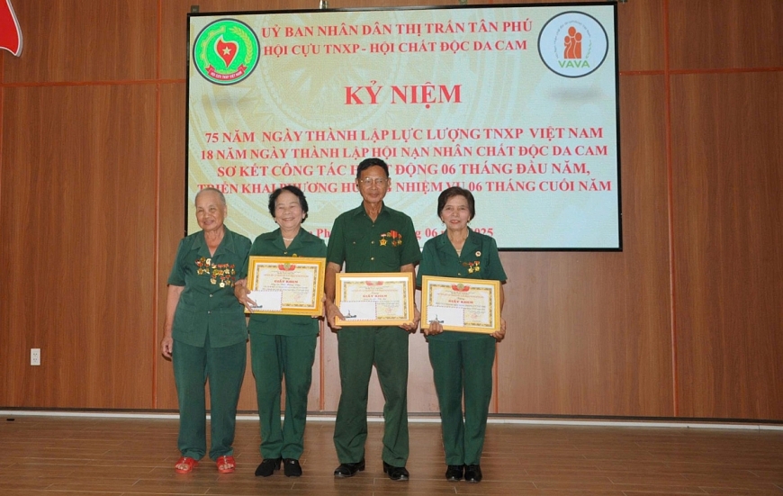 Bà Lê Thị Lý (ngoài cùng bên phải) được Hội Cựu TNXP huyện Đồng Phú tặng Giấy khen. 