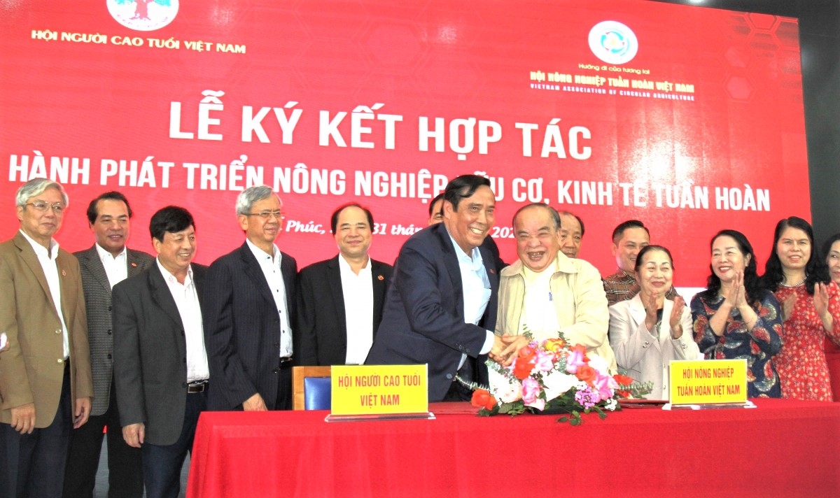 Hội NCT Việt Nam và Hội Nông nghiệp tuần hoàn Việt Nam kí kết chương trình phối hợp đồng hành phát triển nông nghiệp hữu cơ, kinh tế tuần hoàn