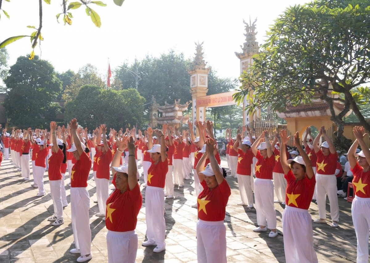 CLB tự chăm sóc Sức khoẻ NCT  Hà Nội tham gia đồng diễn bài dưỡng sinh vui khoẻ