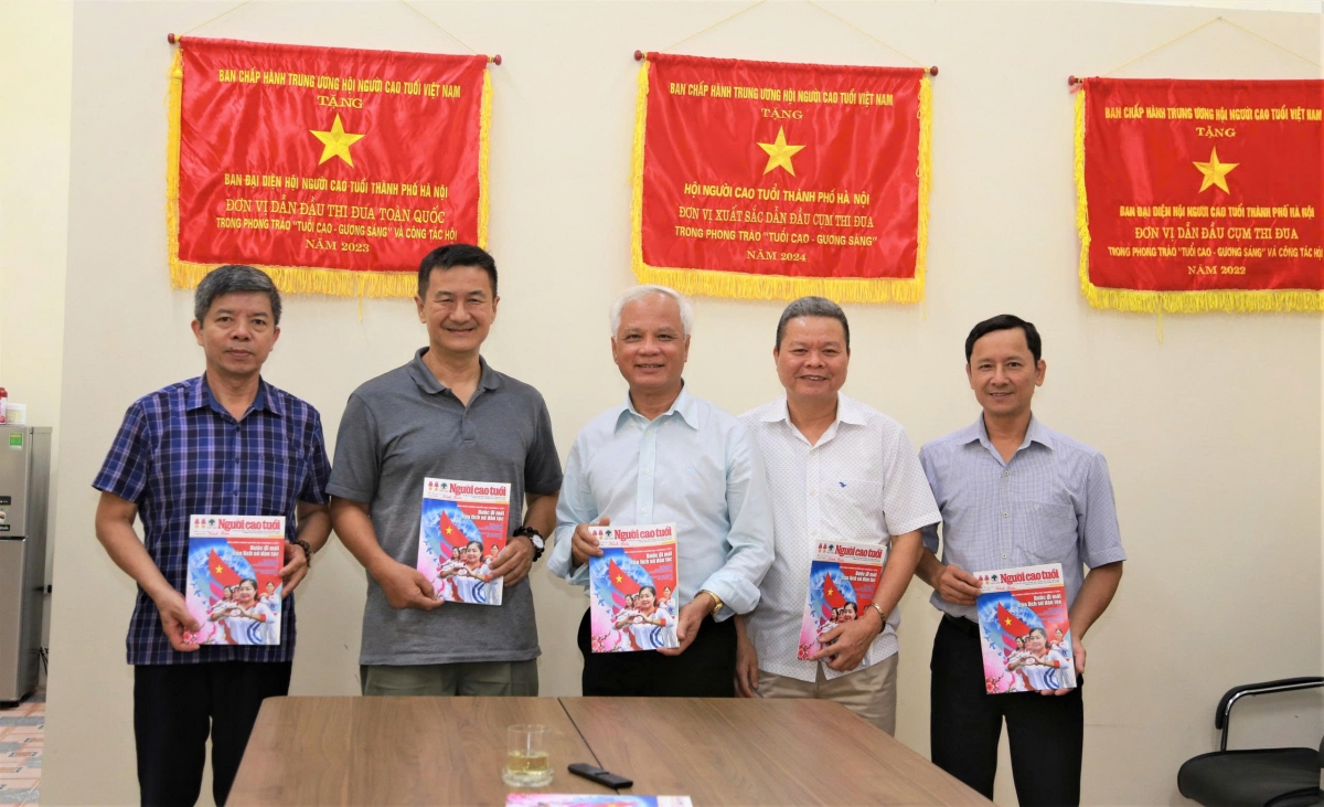 Tổng Biên tập Tạp chí Người cao tuổi Trần Duy Phương tặng Tạp chí Người cao tuổi cho lãnh đạo Hội NCT TP Hà Nội