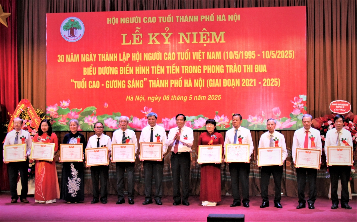 Chủ tịch Nguyễn Thanh Bình trao Bằng khen Trung ương Hội cho các tập thể xuất sắc