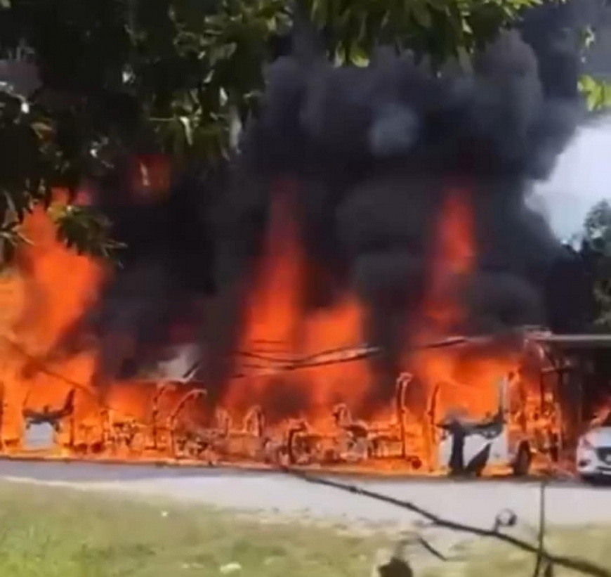 Cháy lớn tại chùa Hương Tích, 10 chiếc xe bị thiêu rụi