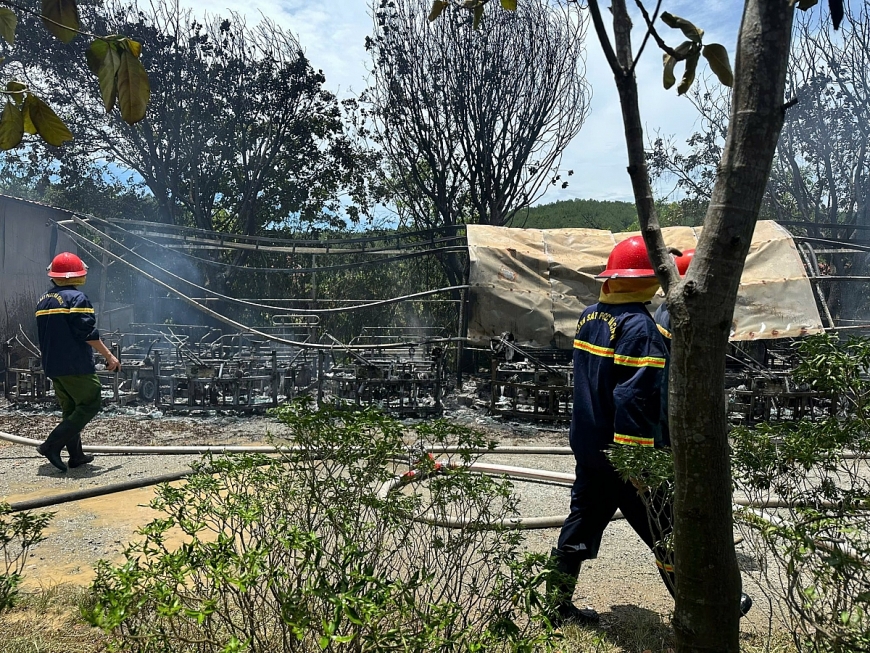 Cháy lớn tại khu vực nhà xe, 10 chiếc xe bị thiêu rụi