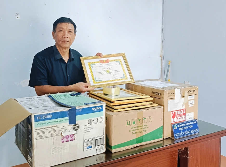 Ông Nguyễn Hồng Khanh, Phó Chủ tịch Hội NCT huyện Cư Kuin, tỉnh Đắk Lắk  đóng gói hồ sơ của Hội để bàn giao