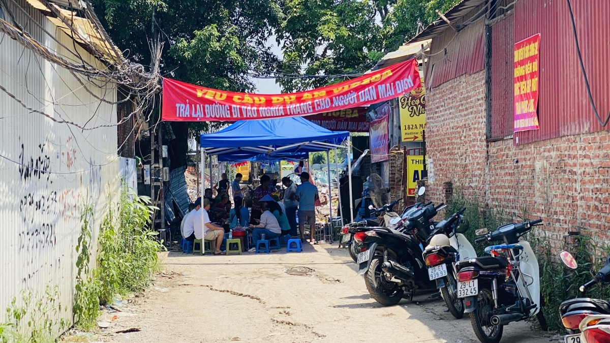 Cần mở đường để người dân đi vào viếng mộ ở nghĩa trang Trần Hưng