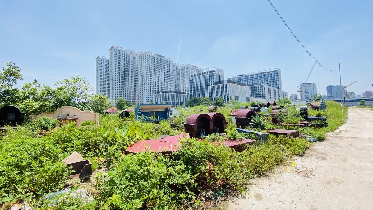 Cần mở đường để người dân đi vào viếng mộ ở nghĩa trang Trần Hưng