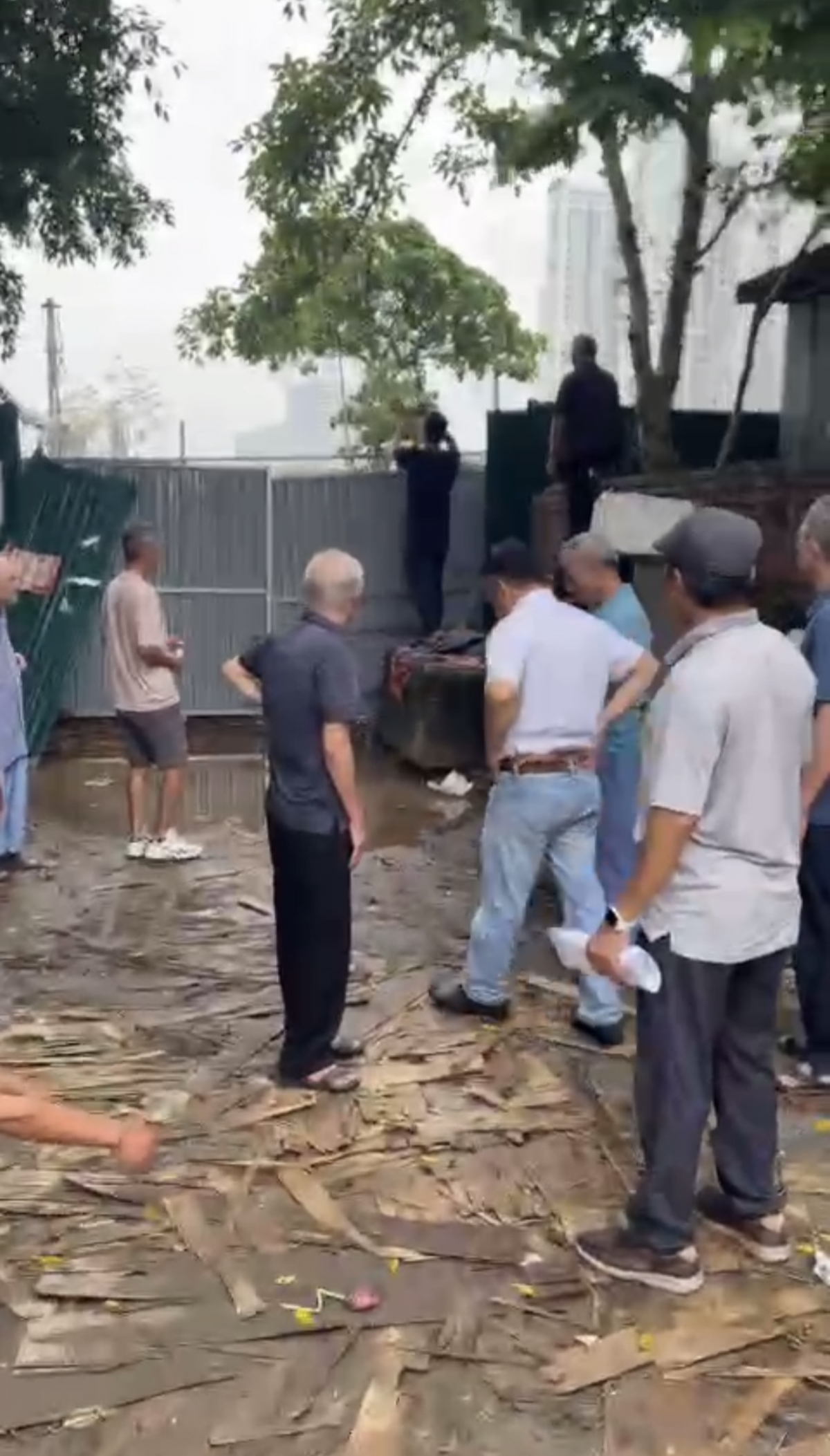 Cần mở đường để người dân đi vào viếng mộ ở nghĩa trang Trần Hưng