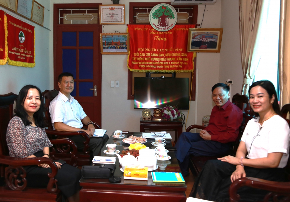 Chủ tịch Hội NCT tỉnh Hà Tĩnh Thái Sinh làm việc với Tổng biên tập Tạp chí Người cao tuổi Trần Duy Phương