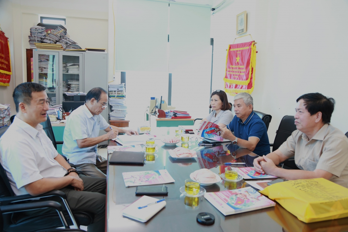 Lãnh đạo Hội NCT tỉnh Nghệ An và Tổng Biên tập Tạp chí Người cao tuổi chia sẻ thông tin, thảo luận một số nội dung phối hợp truyền thông và phát hành