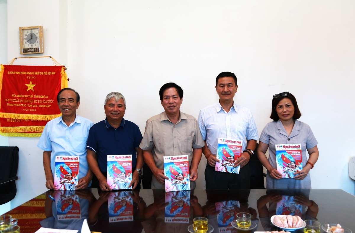 Tổng Biên tập Trần Duy Phương tặng Tạp chí Người cao tuổi cho lãnh đạo Hội NCT tỉnh Nghệ An