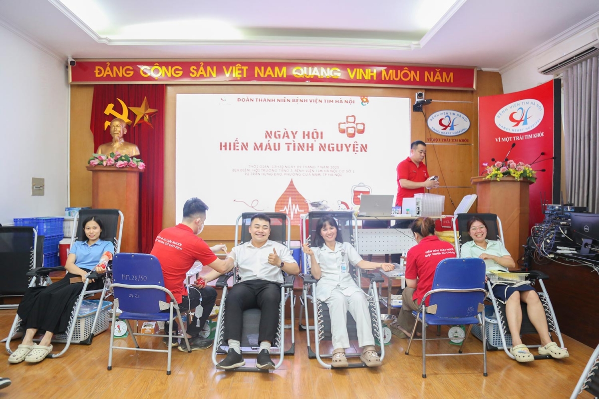 Các y bác sĩ bệnh viện Tim Hà Nội tham gia hiến máu cứu người