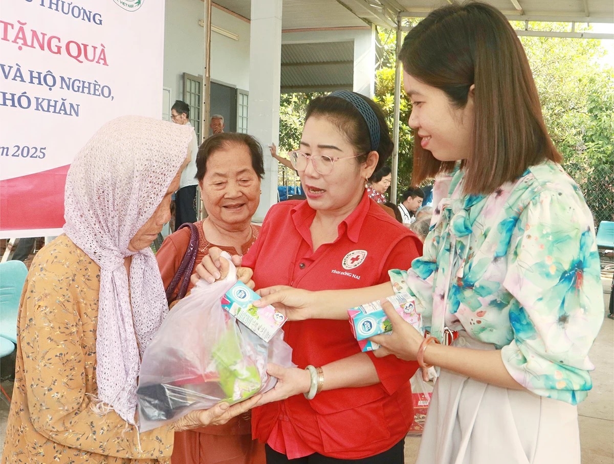 Chủ tịch Hội NCT Đồng Nai trao quà cho người cao tuổi khó khăn