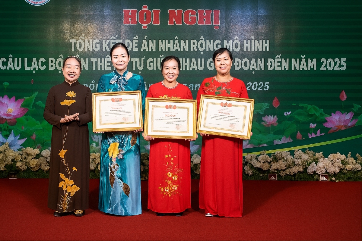 Chủ tịch Hội NCT Đồng Nai Nguyễn Thị Kim Liên trao Bằng khen của Hội NCT Việt Nam cho 3 cá nhân, tập thể thực hiện hiệu quả mô hình Câu lạc bộ Liên thế hệ tự giúp nhau