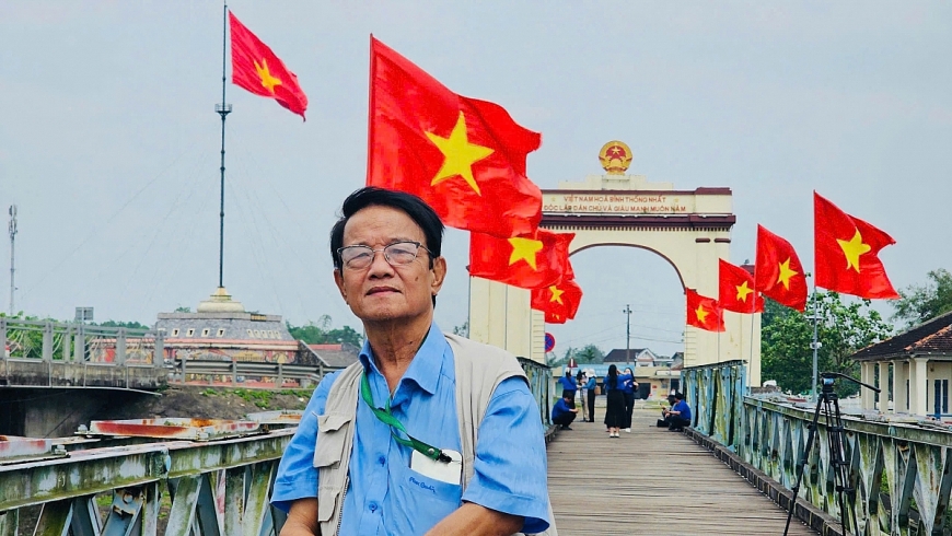 Nhà báo Huỳnh Dũng Nhân ghé thăm cầu Hiền lương