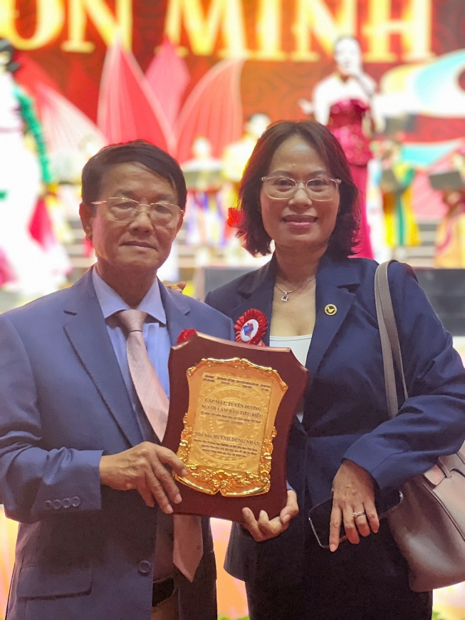 Nhà báo Huỳnh Dũng Nhân (trái) cùng vợ trong dịp kỷ niệm 100 năm Báo chí Cách mạng Việt Nam. Ông là một trong 27 nhà báo lão thành, có những bài viết để lại nhiều dấu ấn trong lòng bạn đọc. Ảnh: NVCC.