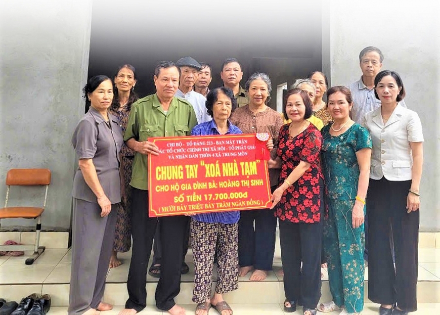 CLB LTHTGN thôn 4 trao tiền ủng hộ gia đình bà Hoàng Thị Sinh xoá nhà tạm. 