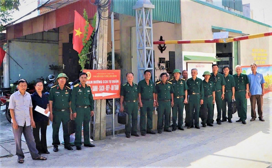 Bà Nguyễn Thị Thuỷ cùng với cán bộ đi tuyên truyền tuyến đường tự quản xanh sạch đẹp.