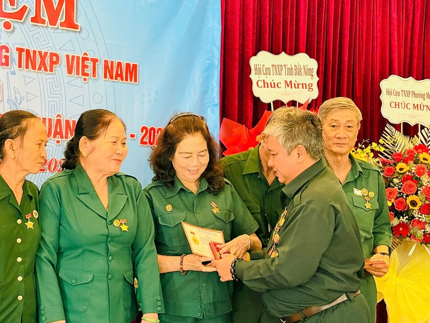 Trao k? niệm chương cho các Cựu THXP.