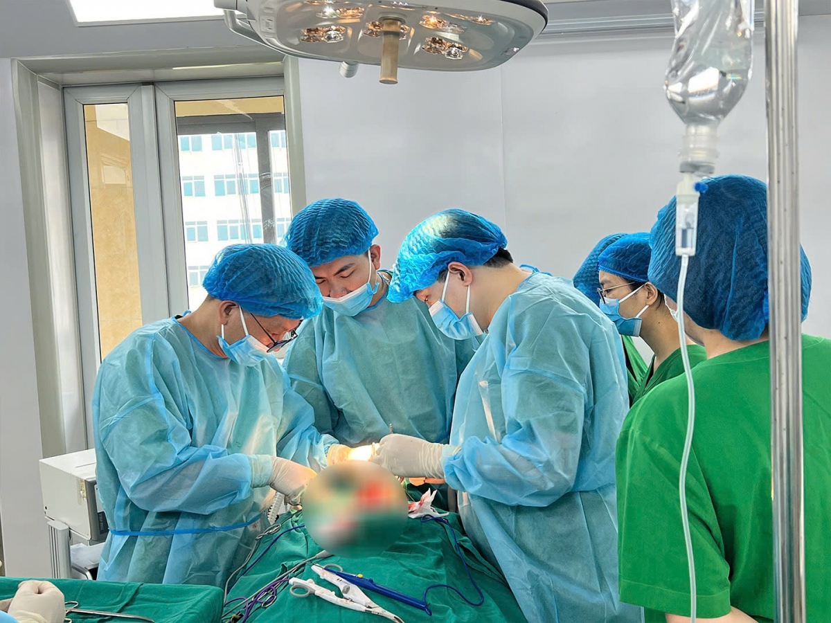 Ê-kíp BS Bệnh viện Ung bướu Hà Nội phẫu thuật cho bệnh nhân. 