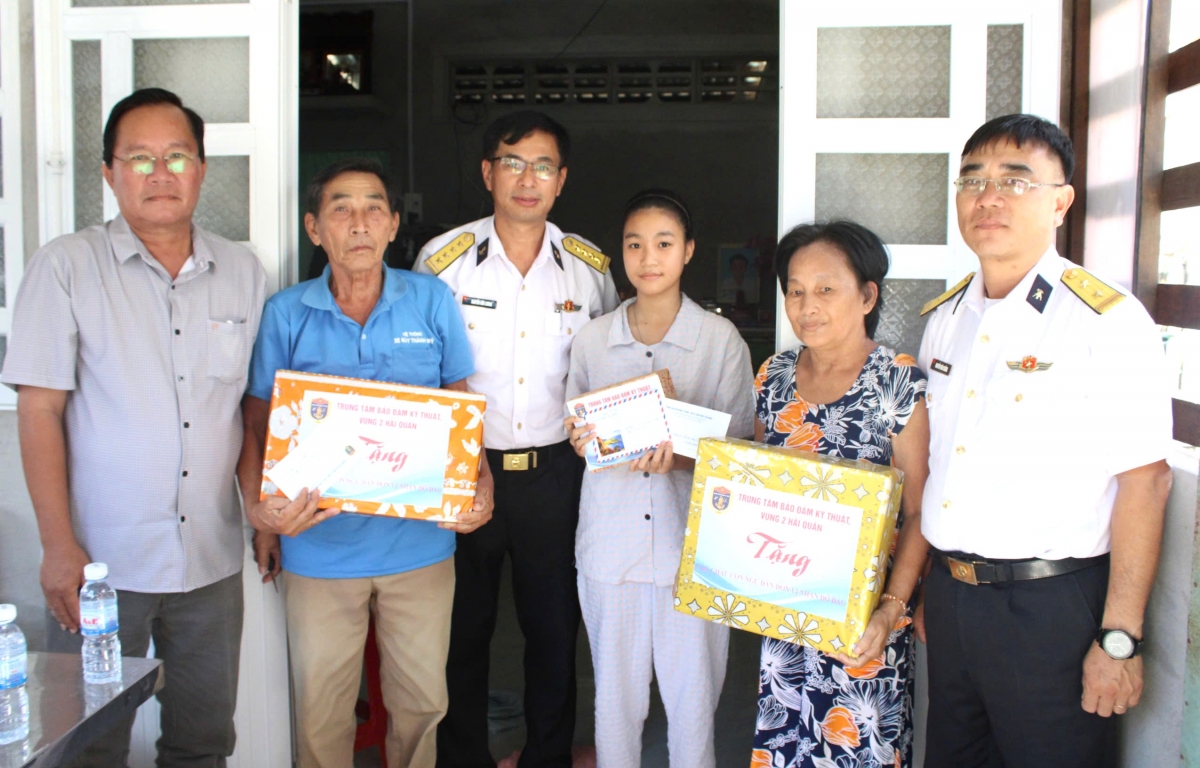 Lan toả yêu thương từ mô hình “1.000 đồng nâng bước con ngư dân đến trường”