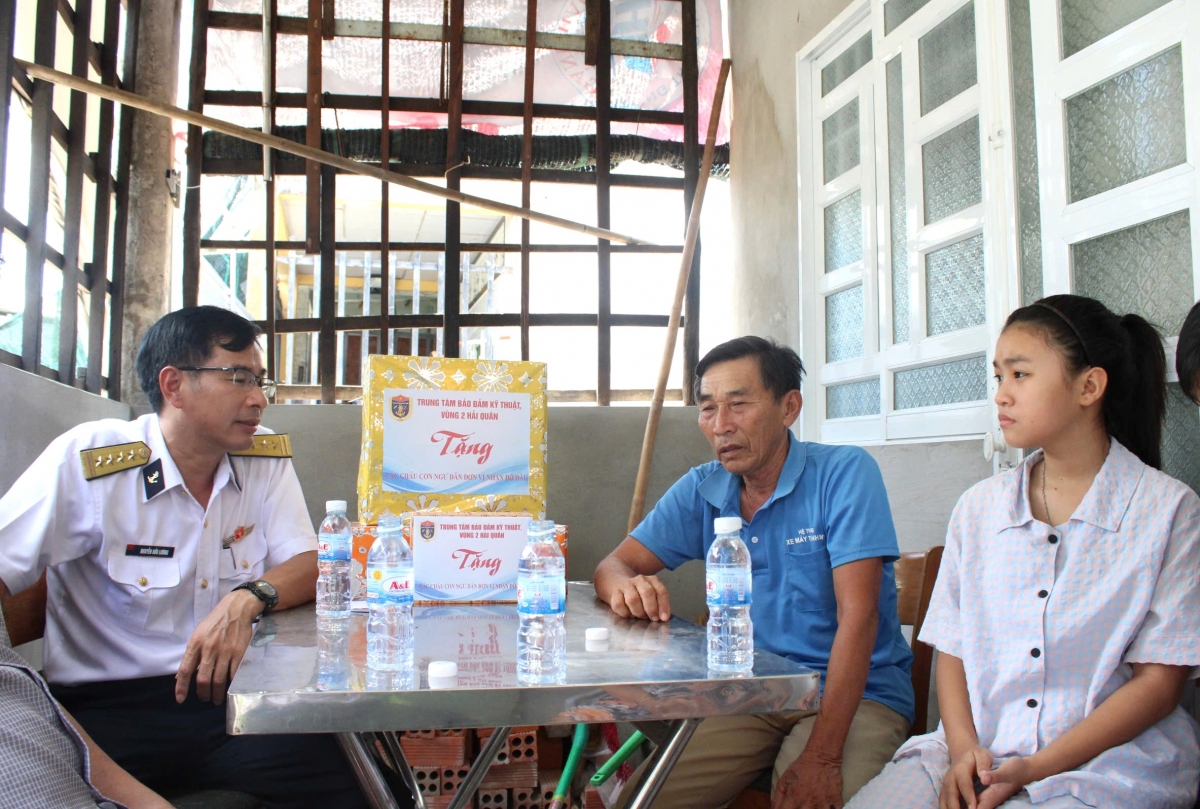 Lan toả yêu thương từ mô hình “1.000 đồng nâng bước con ngư dân đến trường”