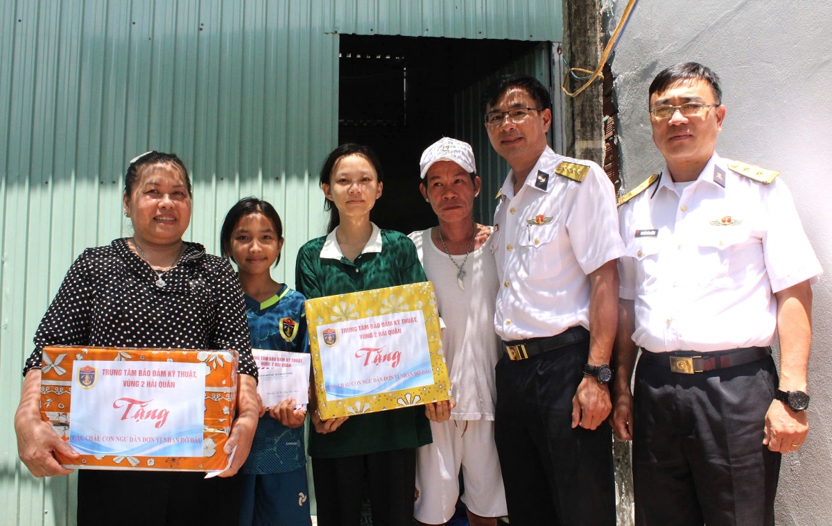 Lan toả yêu thương từ mô hình “1.000 đồng nâng bước con ngư dân đến trường”