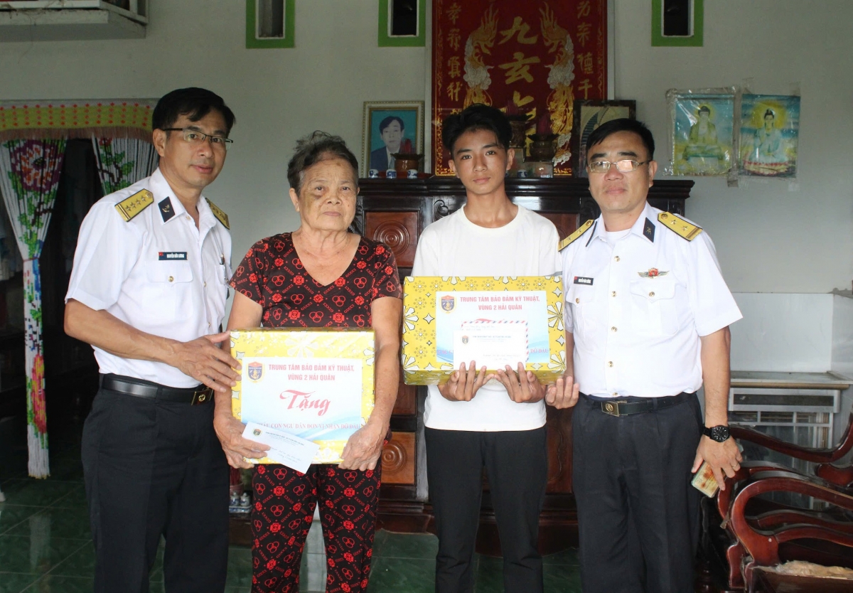 Lan toả yêu thương từ mô hình “1.000 đồng nâng bước con ngư dân đến trường”