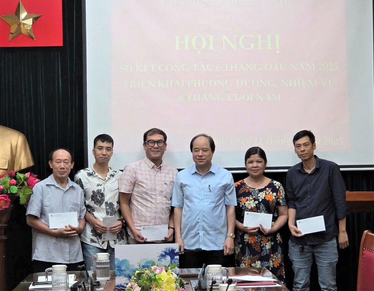 Biểu dương, khen thưởng cán bộ, phóng viên 