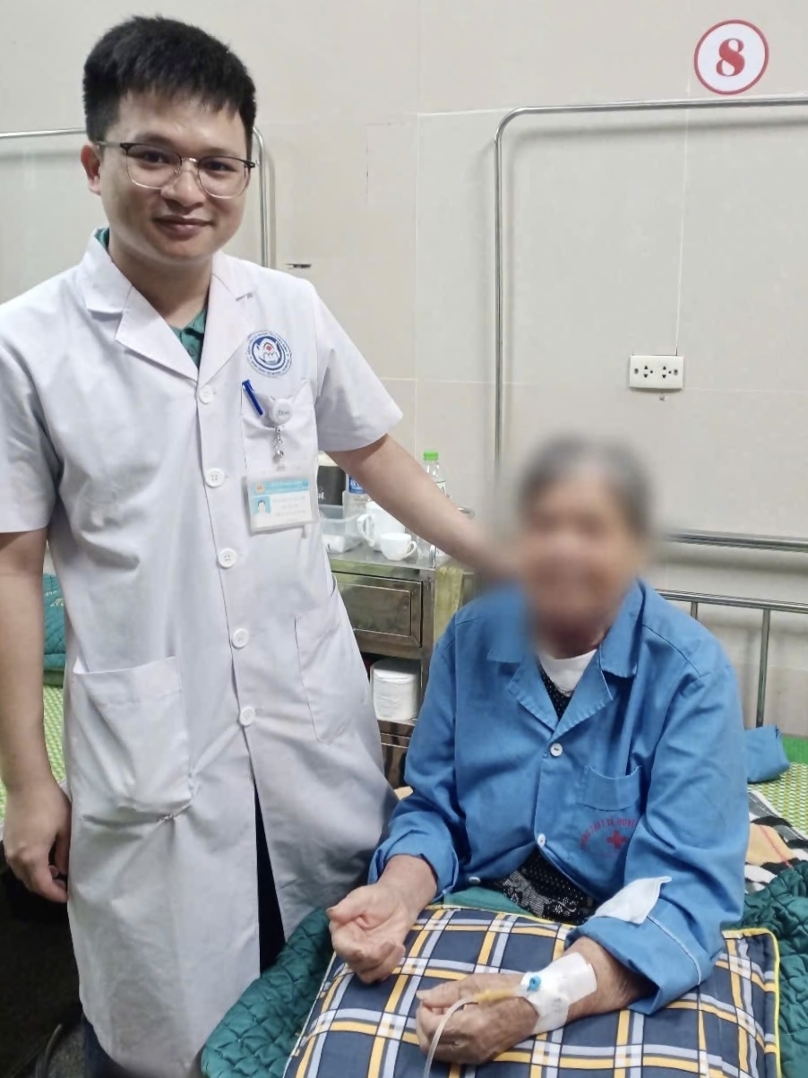 Cụ bà 93 tuổi được phẫu thuật cắt bỏ bướu giáp khổng lồ