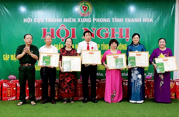 Trao bằng khen cho các hội viên có thành tích xuất sắc