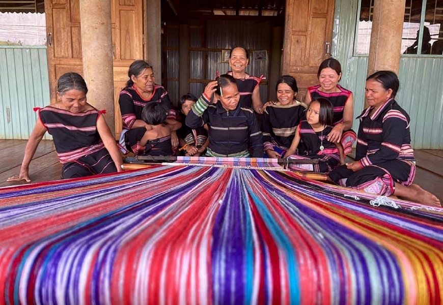 Nghệ nhân già kể chuyện làng qua sắc màu thổ cẩm