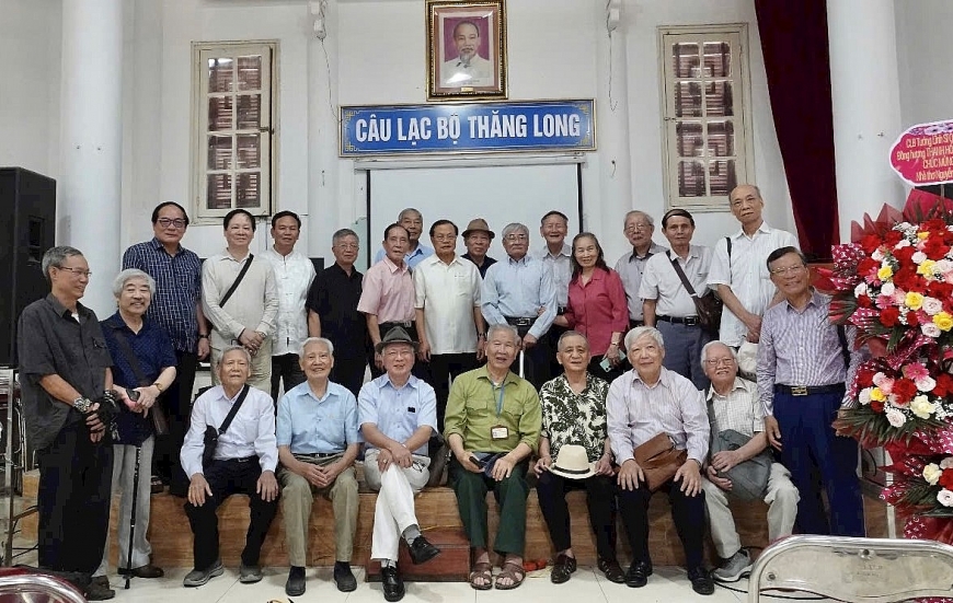 Ông Cao Văn Khoa (hàng ngồi ở thứ nhất trái) và các hội viên thơ CLB Thăng Long.