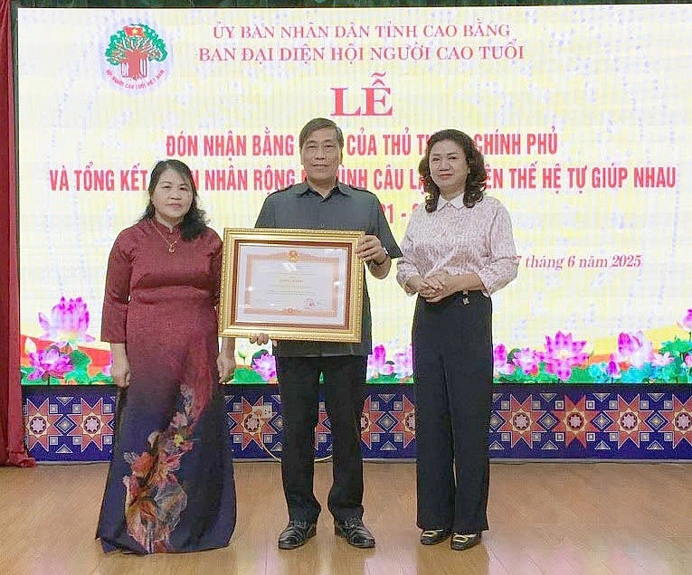 Thừa ủy quyền của Thủ tướng Chính phủ, lãnh đạo Ủy ban MTTQ tỉnh Cao Bằng trao Bằng khen của Thủ tướng Chính phủ cho Ban Đại diện Hội NCT tỉnh.    