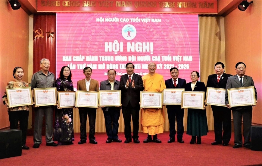 Chủ tịch Nguyễn Thanh Bình trao Bằng khen của Trung ương Hội cho các cá nhân xuất sắc năm 2024. Ông Nguyễn Hồng Lam đứng thứ 5 từ trái sang