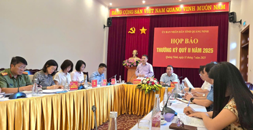    Ông Ngô Quang Hưng, Chánh Văn phòng UBND tỉnh Quảng Ninh, phát biểu tại họp báo.